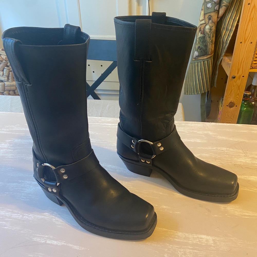 Women’s Frye black harness square toe 77300 size 8